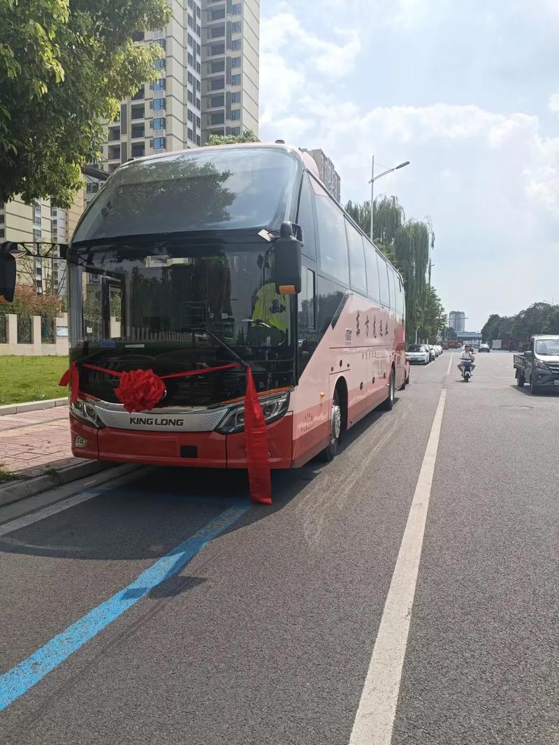 成都世杰蓉華旅游車隊專業承接全國旅游包車業務電話1834
